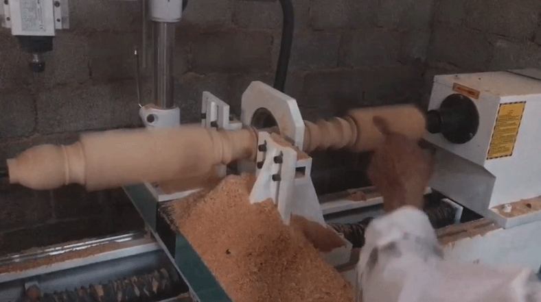 云南文山采購凌銳LR-1530-4S數控木工車床加工實木樓梯扶手