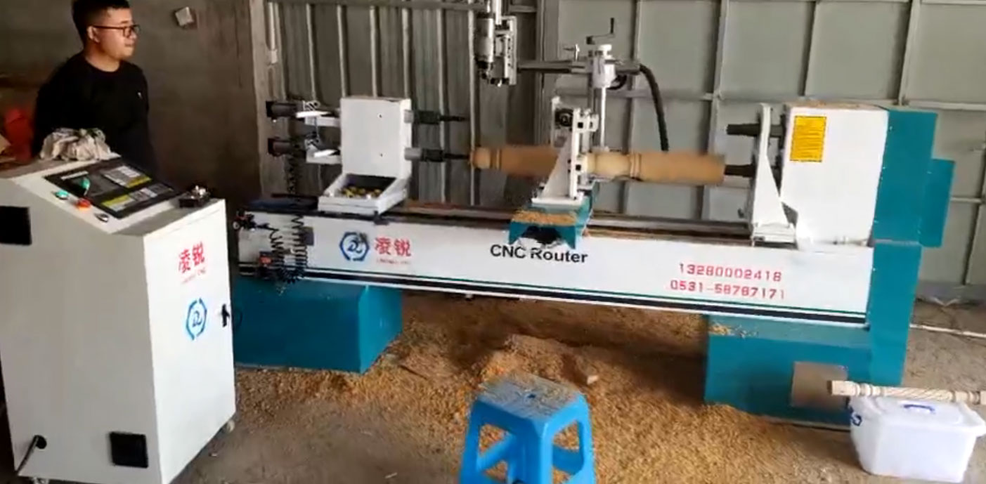 湖北恩施土家族自治州客戶訂購的凌銳多功能一體雙軸雙雕加平雕數控木工車床