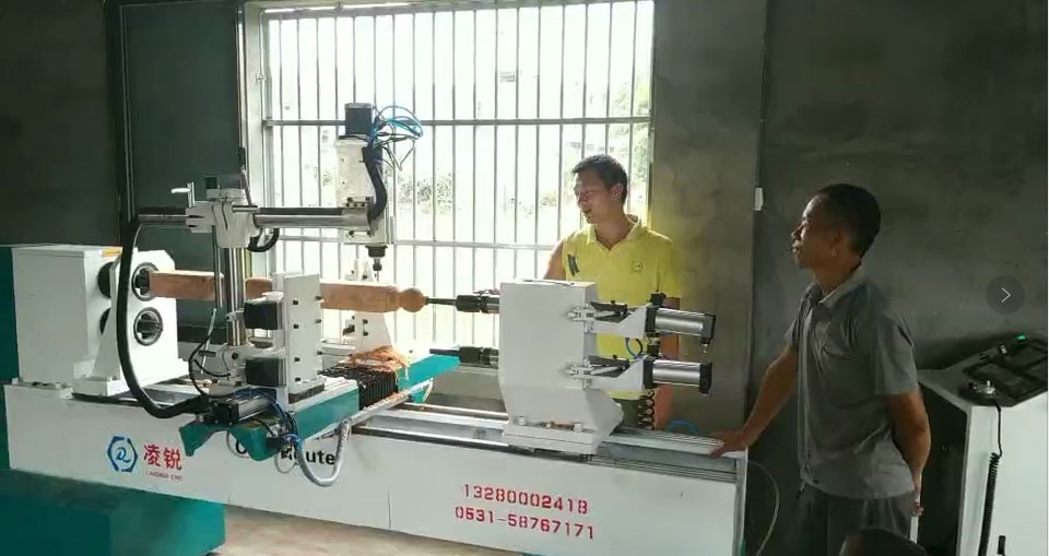 廣西靈川的客戶訂購的一臺凌銳雙軸雙圓雕帶平雕數控木工車床